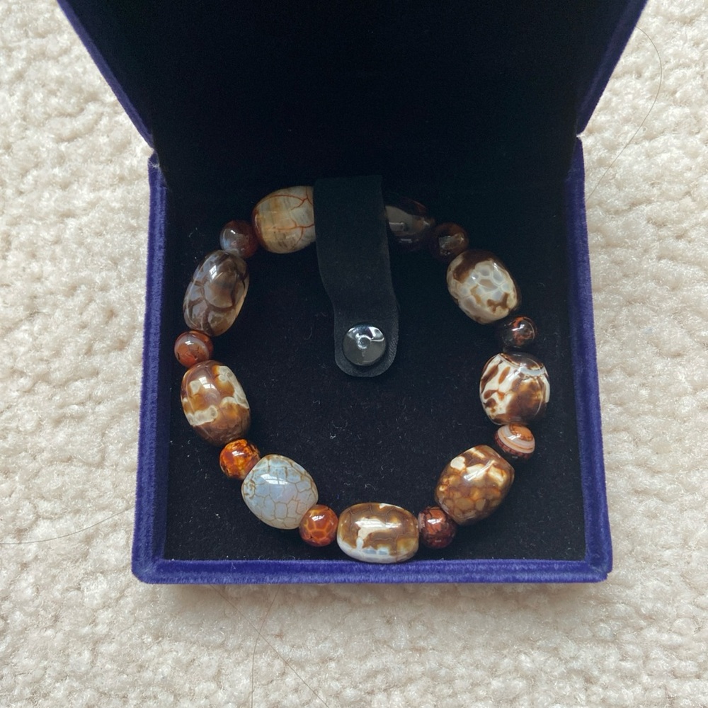 NWOT Brown & Cream Agate Beaded Stretch Bracelet in blue velvet gift box